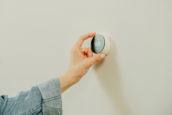 Quilt thermostat being adjusted